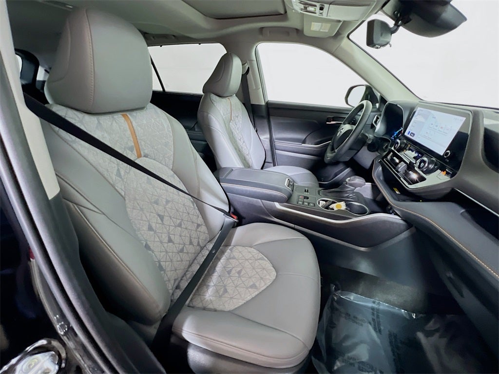 2023 Toyota Highlander Hybrid Bronze Edition