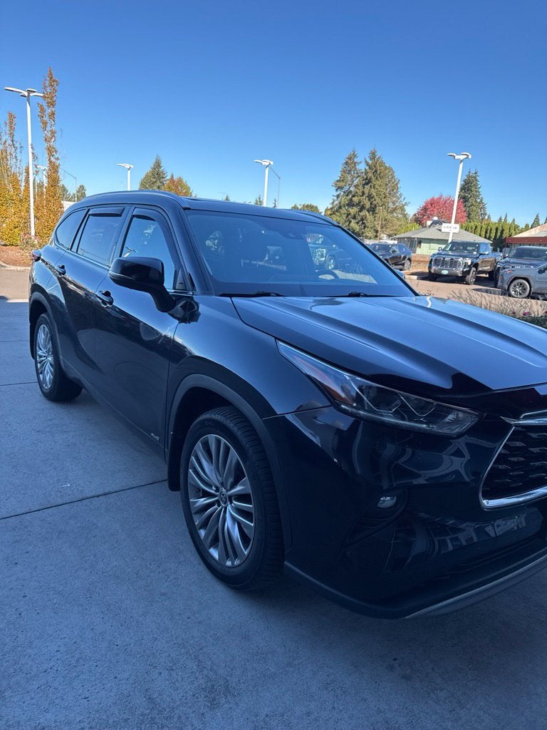 2022 Toyota Highlander Hybrid Platinum