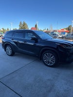 2022 Toyota Highlander Hybrid Platinum