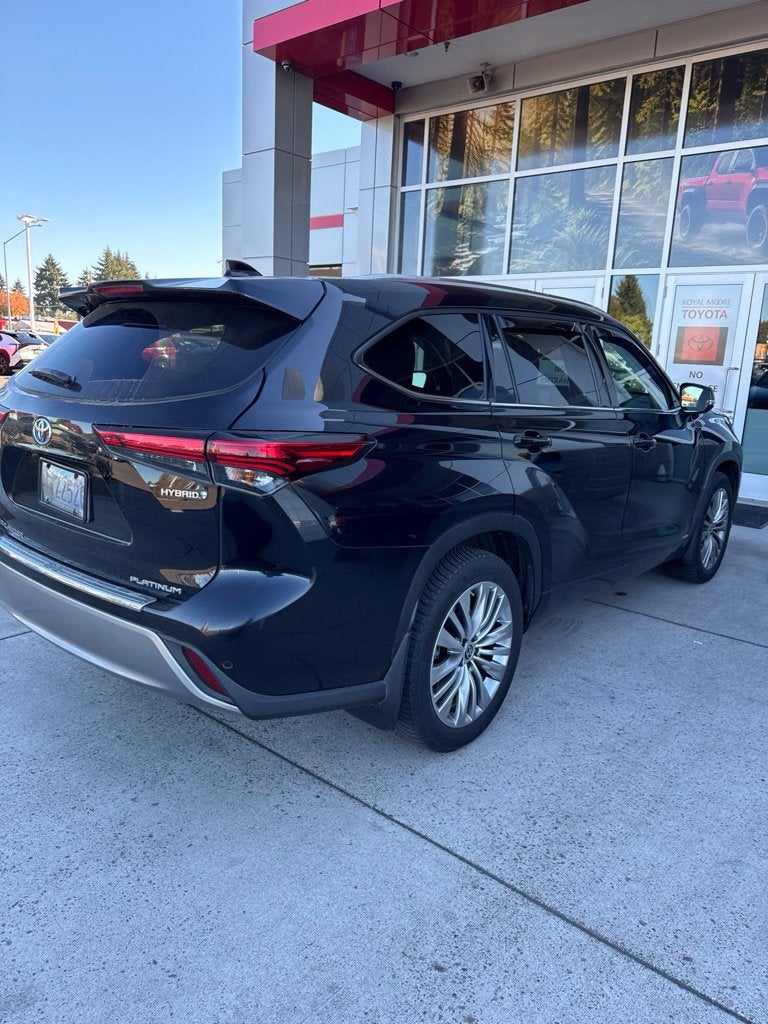 2022 Toyota Highlander Hybrid Platinum