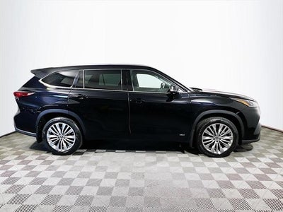 2022 Toyota Highlander Hybrid Platinum