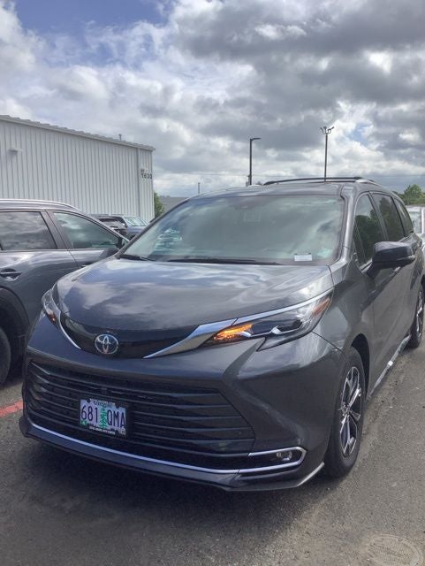 2025 Toyota Sienna Platinum 7 Passenger