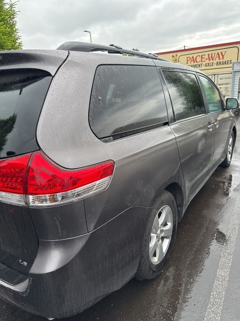 2013 Toyota Sienna LE 8 Passenger