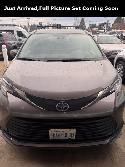 2022 Toyota Sienna LE 8 Passenger