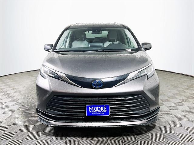 2022 Toyota Sienna LE 8 Passenger