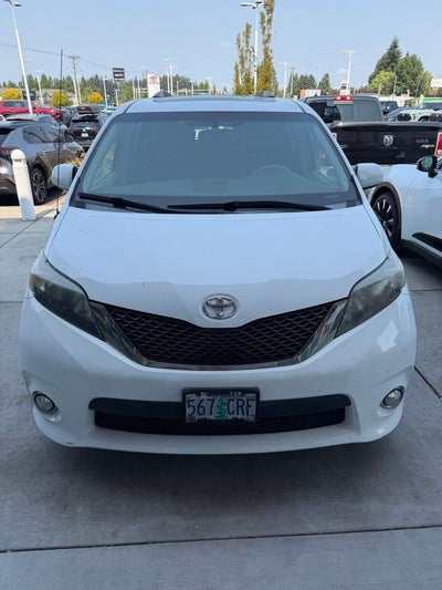 2013 Toyota Sienna SE 8 Passenger