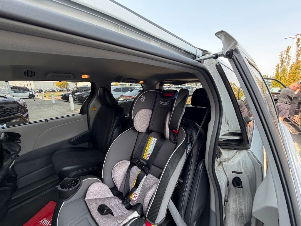 2013 Toyota Sienna SE 8 Passenger