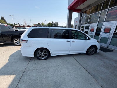 2013 Toyota Sienna SE 8 Passenger
