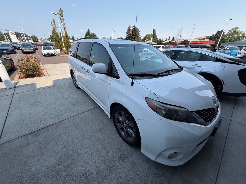 2013 Toyota Sienna SE 8 Passenger