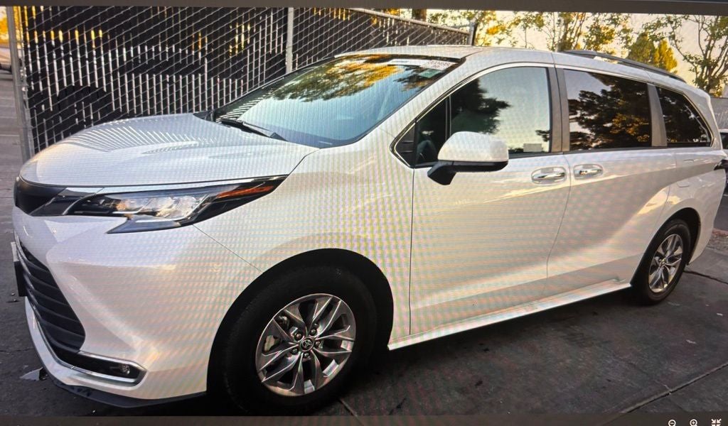 2023 Toyota Sienna XLE 8 Passenger
