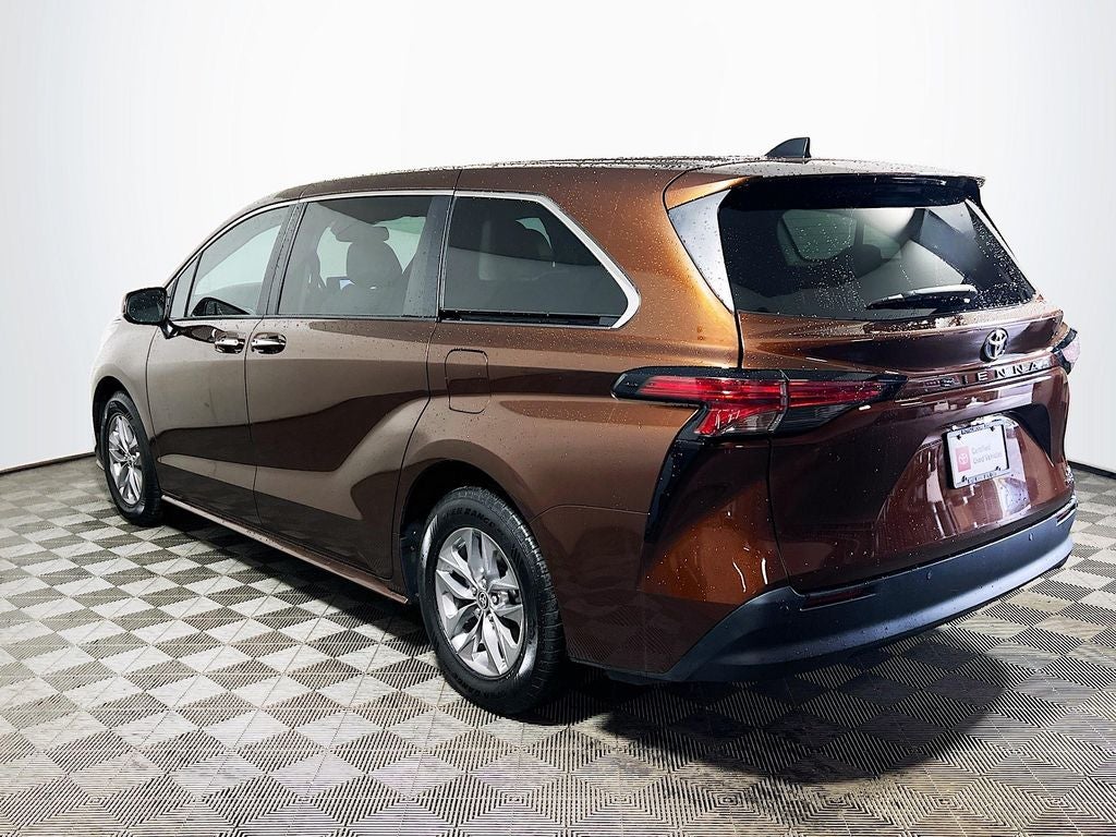 2022 Toyota Sienna XLE 8 Passenger