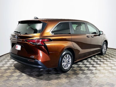2022 Toyota Sienna XLE 8 Passenger
