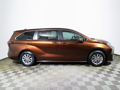 2022 Toyota Sienna XLE 8 Passenger