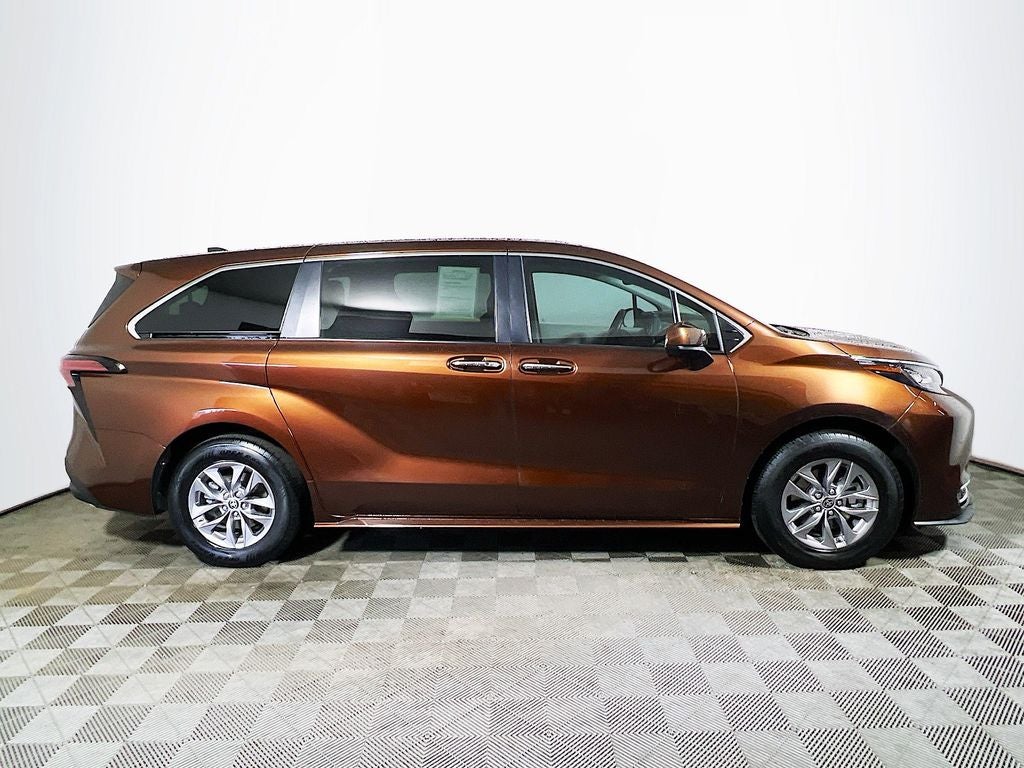 2022 Toyota Sienna XLE 8 Passenger