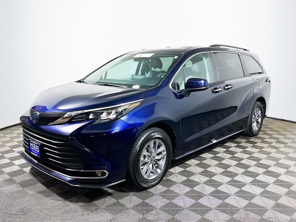 2024 Toyota Sienna XLE 8 Passenger