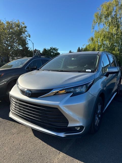 2025 Toyota Sienna XLE 8 Passenger