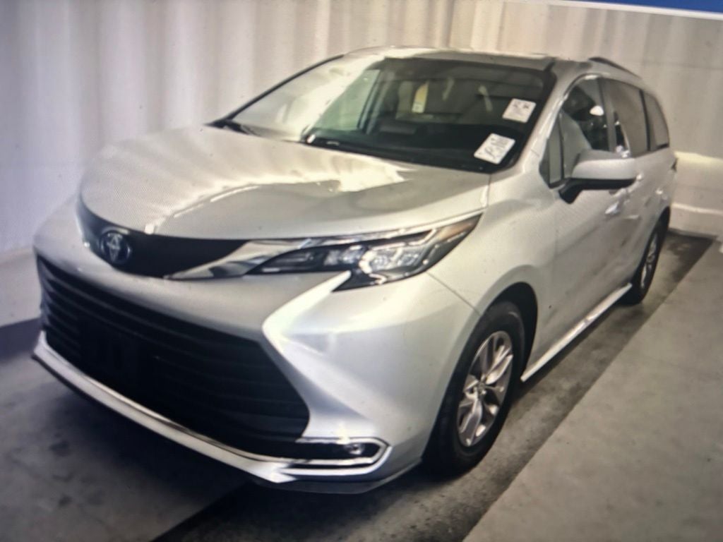 2024 Toyota Sienna XLE 8 Passenger
