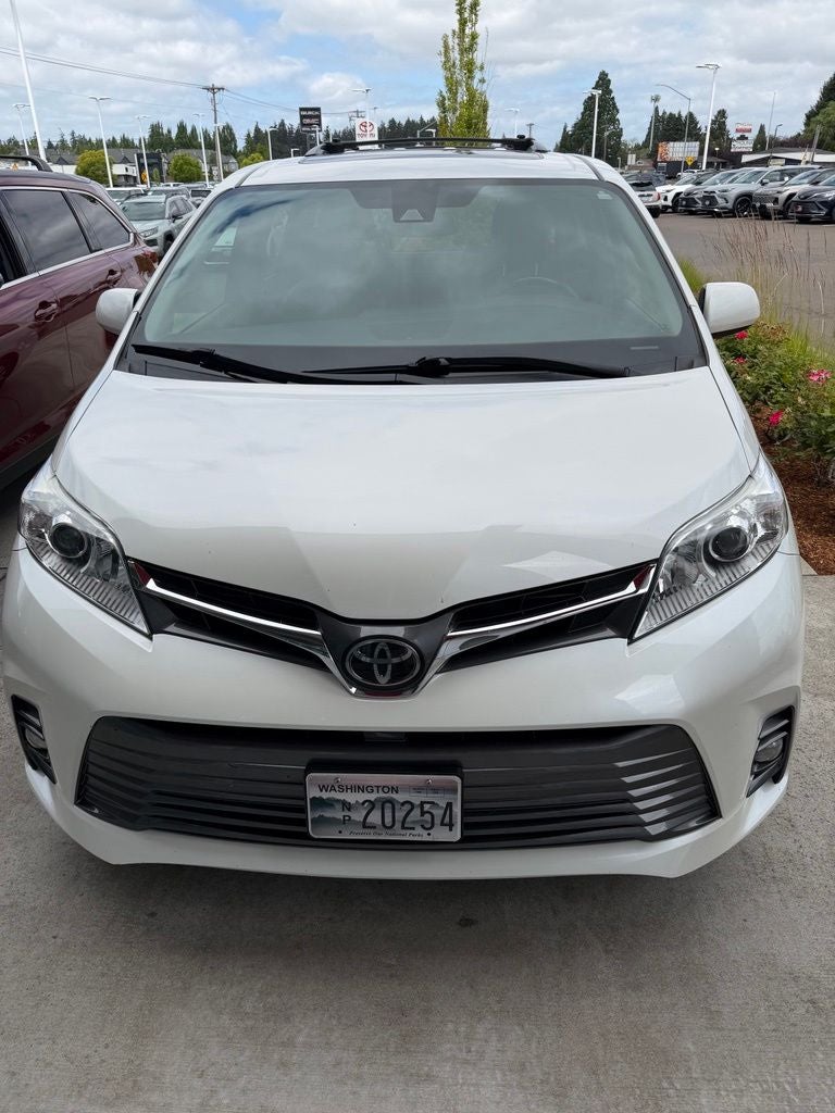 2018 Toyota Sienna XLE 8 Passenger
